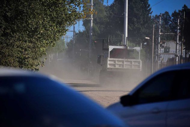 Vecinos del barrio Villa Retiro de Horizonte II le reclaman al Gobierno provincial la pavimentación de la calle Bernardino López, su único acceso vehicular.