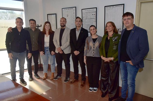 Javier Giraudo, comunicación CPI; Pablo Olivera, jefe de monetización y audiencias La Voz; Emilia Lorenzini, responsable de suscripciones; Sebastián Lazcano, gerente Comercial y MKT La Voz; Lucas Péndola, Presidente CPI; Mariana Bustingorry, responsable CLV; Carlota Grecco, convenios CPI; Lucas Delgado, jefe de Clasificados La Voz.