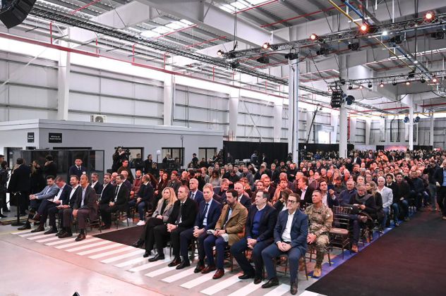 Mercedes Benz inauguró su planta en Zárate. Adorni y Karina Milei estuvieron presentes.