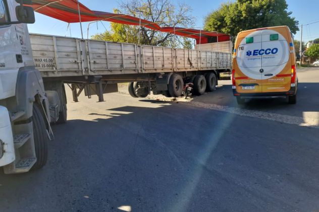 Córdoba: una moto terminó incrustada debajo de un camión 