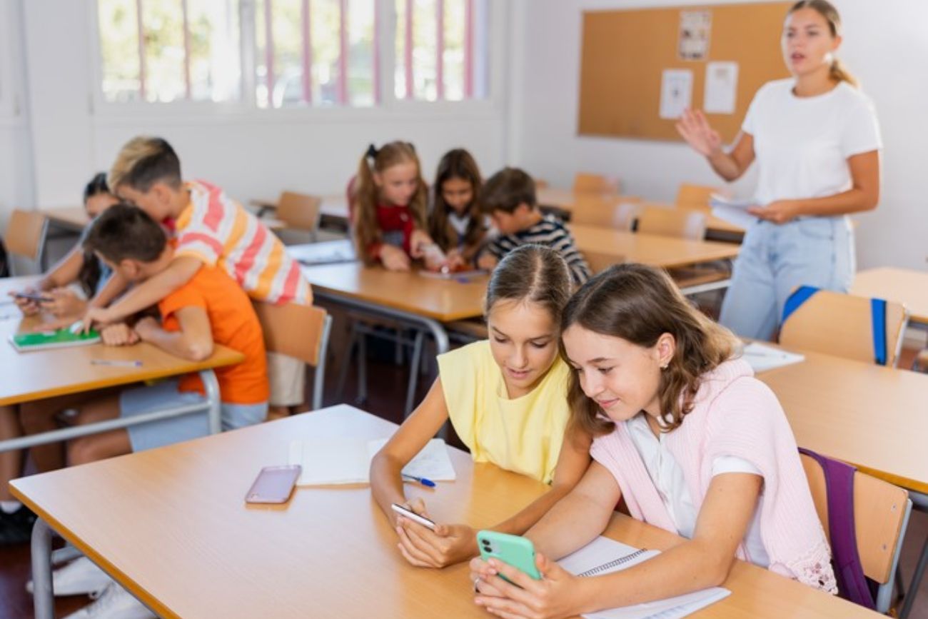 La Unesco advirtió que el celular en el aula requiere "ciudadanía digital"