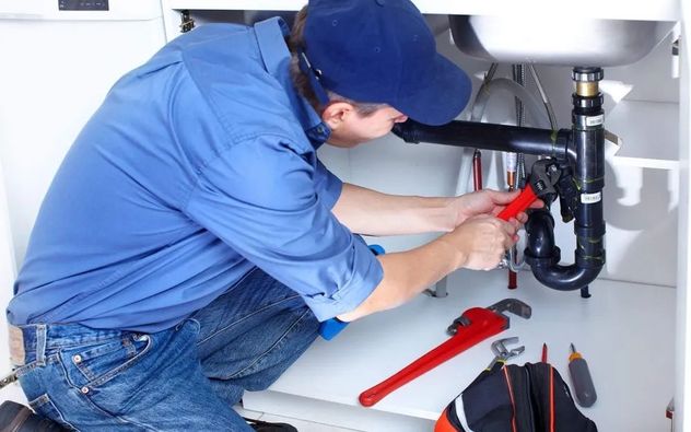Cuánto sale hoy contratar un electricista, un plomero o un albañil en Córdoba.