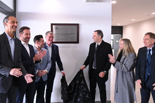 Mercedes Benz inauguró su planta en Zárate. Adorni y Karina Milei estuvieron presentes.