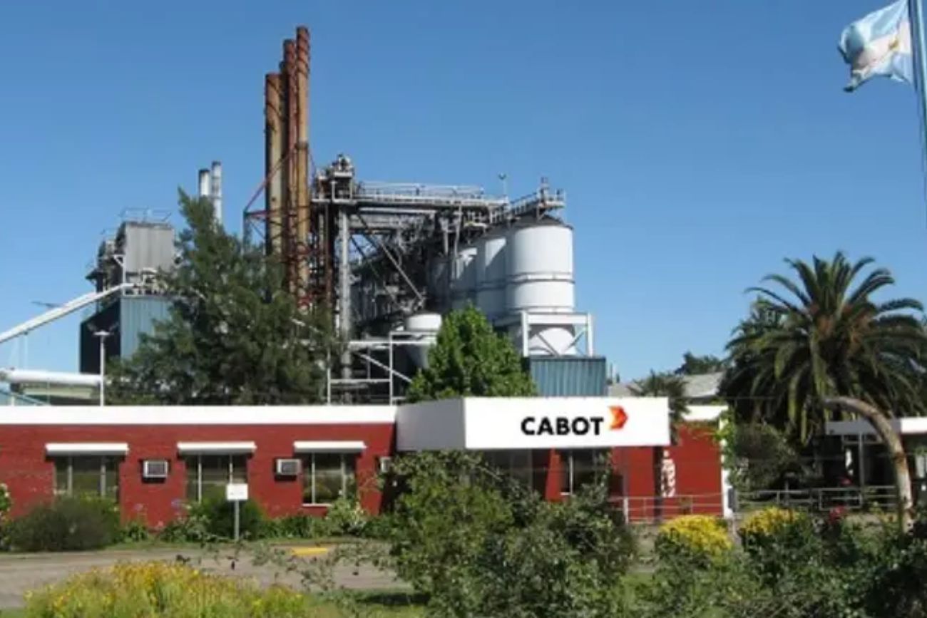 Cerró una histórica fábrica de humo negro para neumáticos y hay 150 puestos afectados