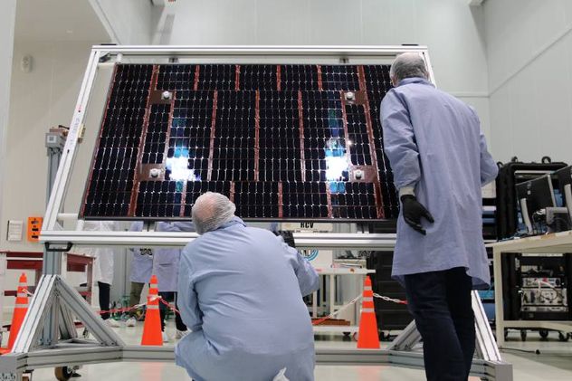 Inspección del panel solar del satélite en el Laboratorio de Integración y Ensayos de la Conae en Córdoba. (Conae / Invap)