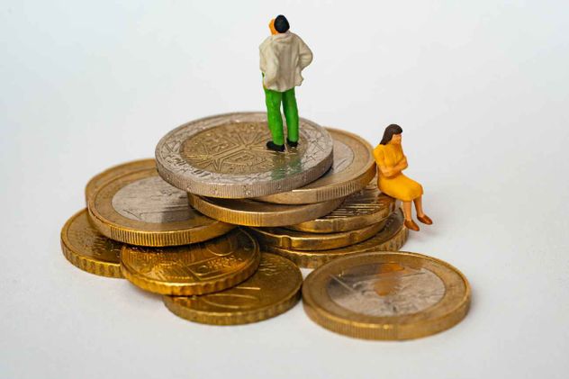 La importancia de adoptar hábitos financieros responsables y ofrecen recomendaciones prácticas para mantener el control de las finanzas personales.