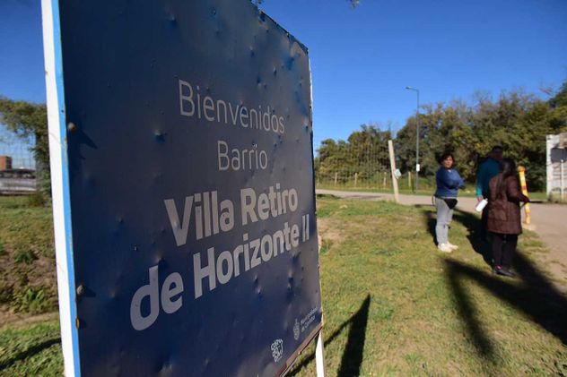Vecinos del barrio Villa Retiro de Horizonte II le reclaman al Gobierno provincial la pavimentación de la calle Bernardino López, su único acceso vehicular.