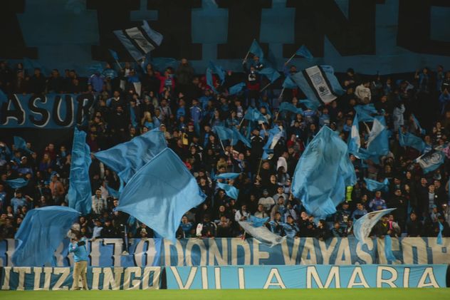 Banderazo de los hinchas de Belgrano en el Gigante de Alberdi.