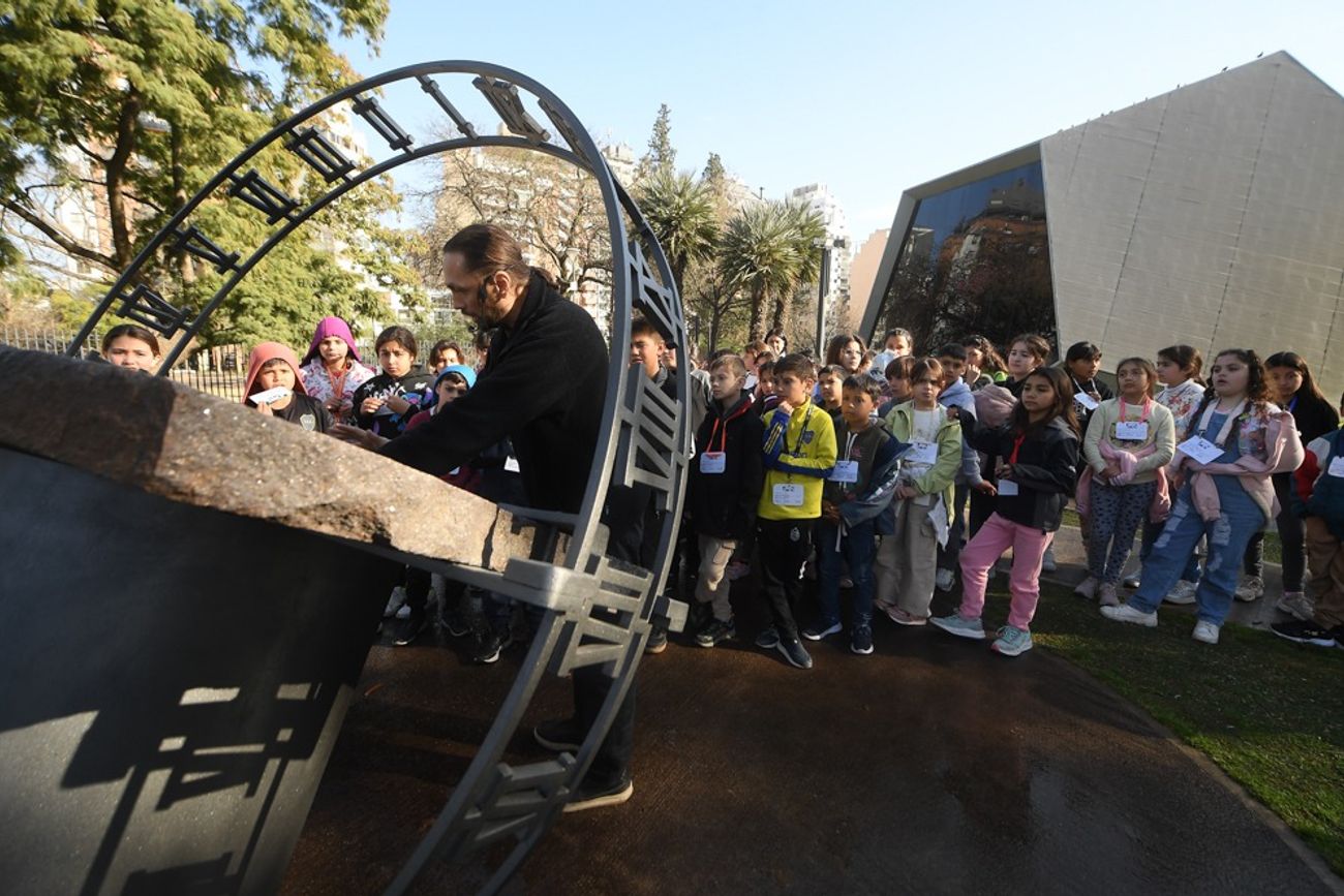 Digitalizan las carpetas de autorizaciones de viajes educativos escolares para facilitar las salidas.