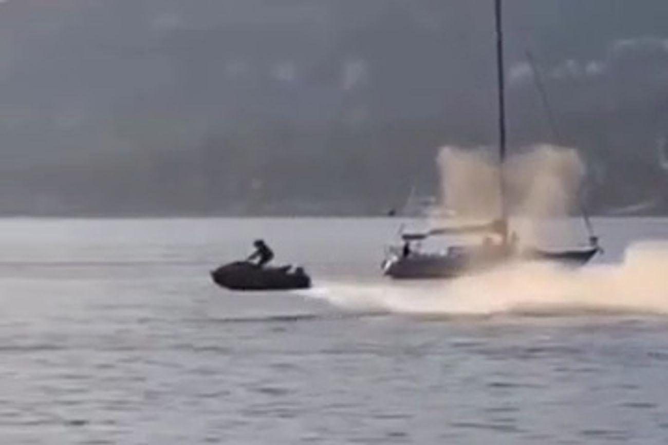 Canadá: iba en una moto acuática y chocó a una ballena