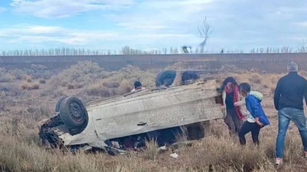 El vuelco se originó en el ruta 237 cerca de Picún Leufú, Neuquén.

