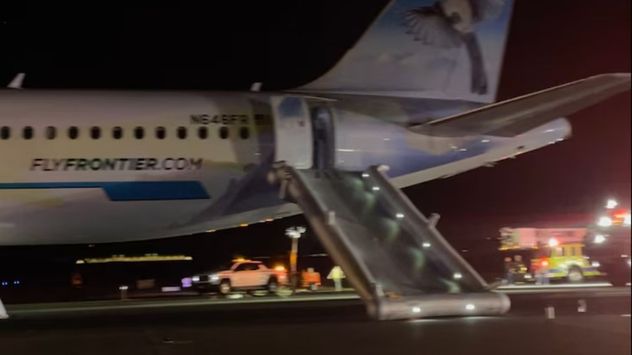 Un avión de Frontier Airlines fue evacuado después de que una persona muriera atropellada mientras caminaba por la pista del Aeropuerto Internacional de Denver.