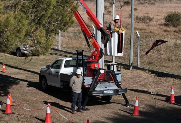 En el interior, las cooperativas brindan diversos servicios, pero los costos operativos elevan el precio de la energía hasta un 48% respecto de lo que paga un usuario de Epec.