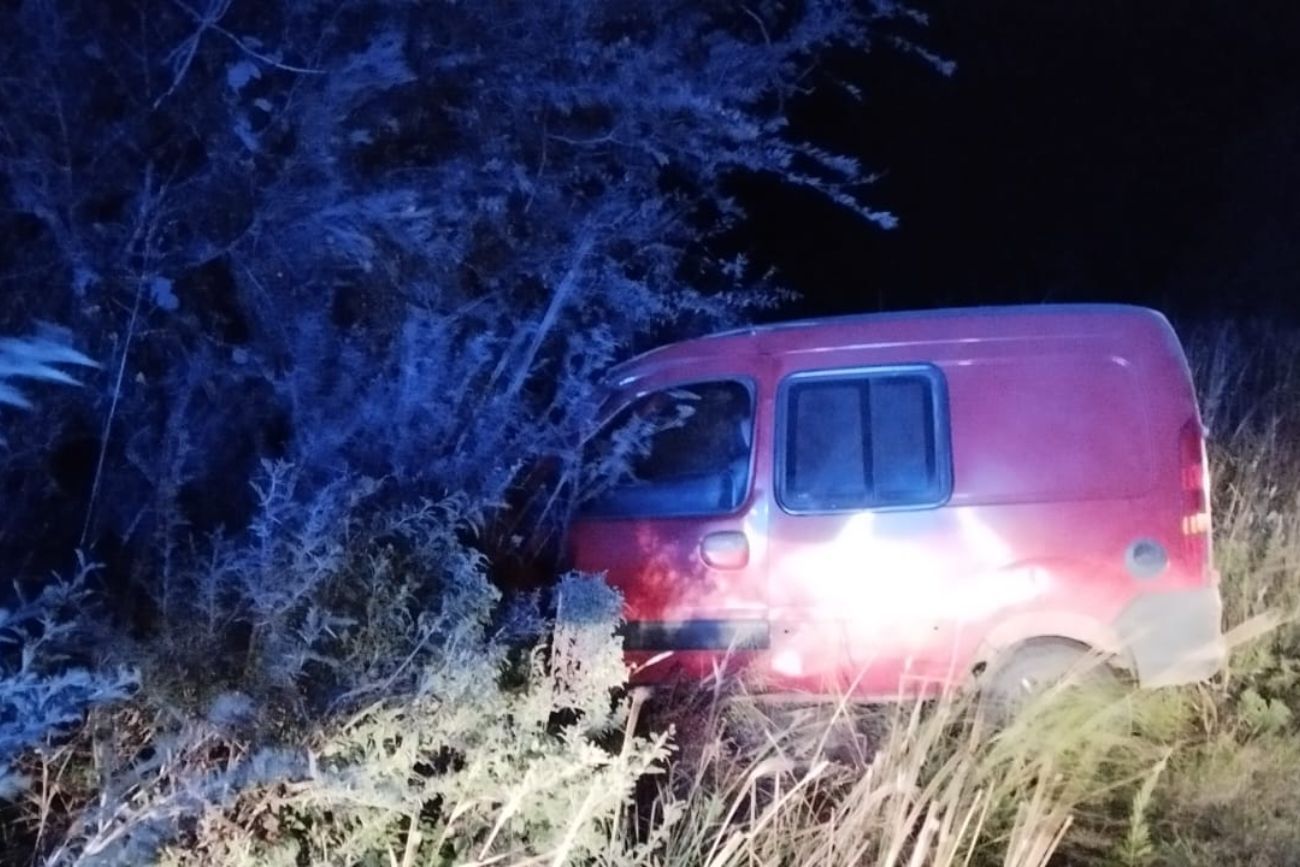 Córdoba: una mujer fue arrestada tras estrellarse contra un árbol con un vehículo denunciado como robado. (Policía de Córdoba)