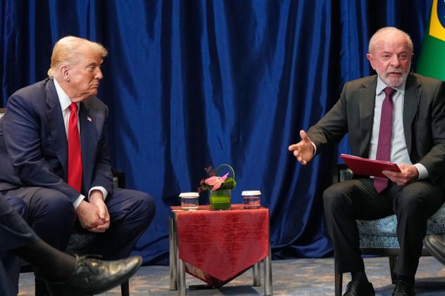 El presidente Donald Trump se reúne con el presidente de Brasil, Luiz Inacio Lula da Silva, al margen de la Cumbre de la ASEAN en Kuala Lumpur, Malasia, el 26 de octubre de 2025. (Mark Schiefelbein)
