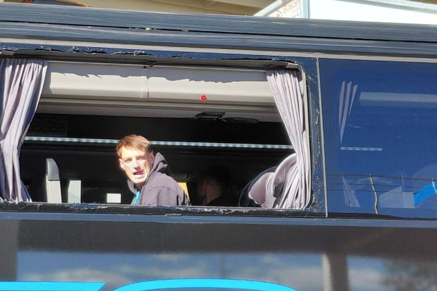 Agresiones al colectivo de Belgrano en el ingreso al Kempes.