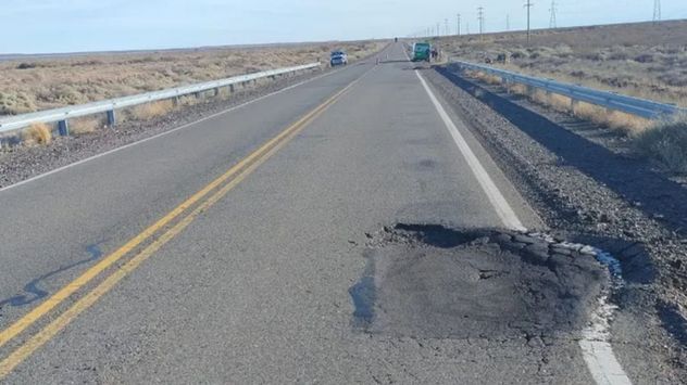 Impresionante vuelco sobre la ruta 237 en cercanías de Picún Leufú: no pudo esquivar un enorme bache y terminó en la banquina
