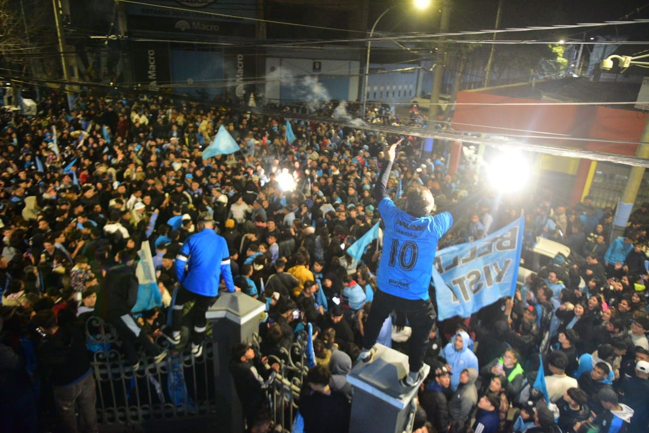 Festejos en Alberdi tras el triunfo de Belgrano.