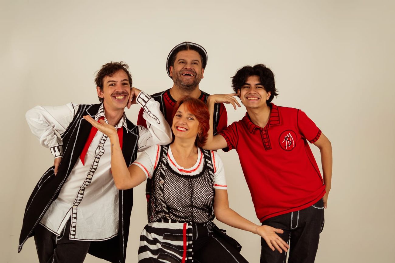Mateo García: voz y piano (chaleco largo y camisa blanca) Beto Gorena: percusión y coros (en el medio atras de Ceci) Pedro Gorena: teclados y coros (remera roja a la derecha de Ceci)