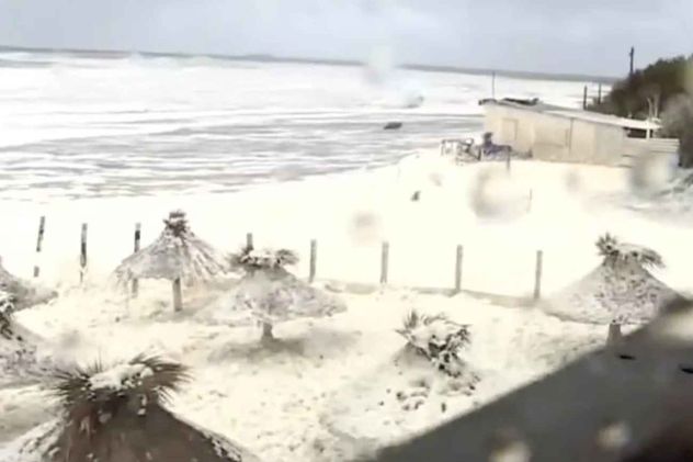 La espuma marina cubrió las playas de Quequén y dejó una postal que parecía nevada.