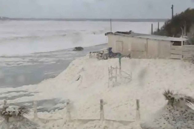 La espuma marina cubrió las playas de Quequén y dejó una postal que parecía nevada.