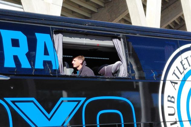 Agresiones al colectivo de Belgrano en el ingreso al Kempes.