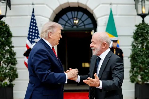 Lula y Trump se saludan con un apretón de manos en la puerta de la Casa Blanca, el 7 de mayo de 2026. 