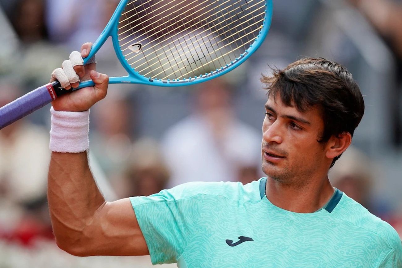 Mariano Navone avanza en el ATP 250 de Ginebra.