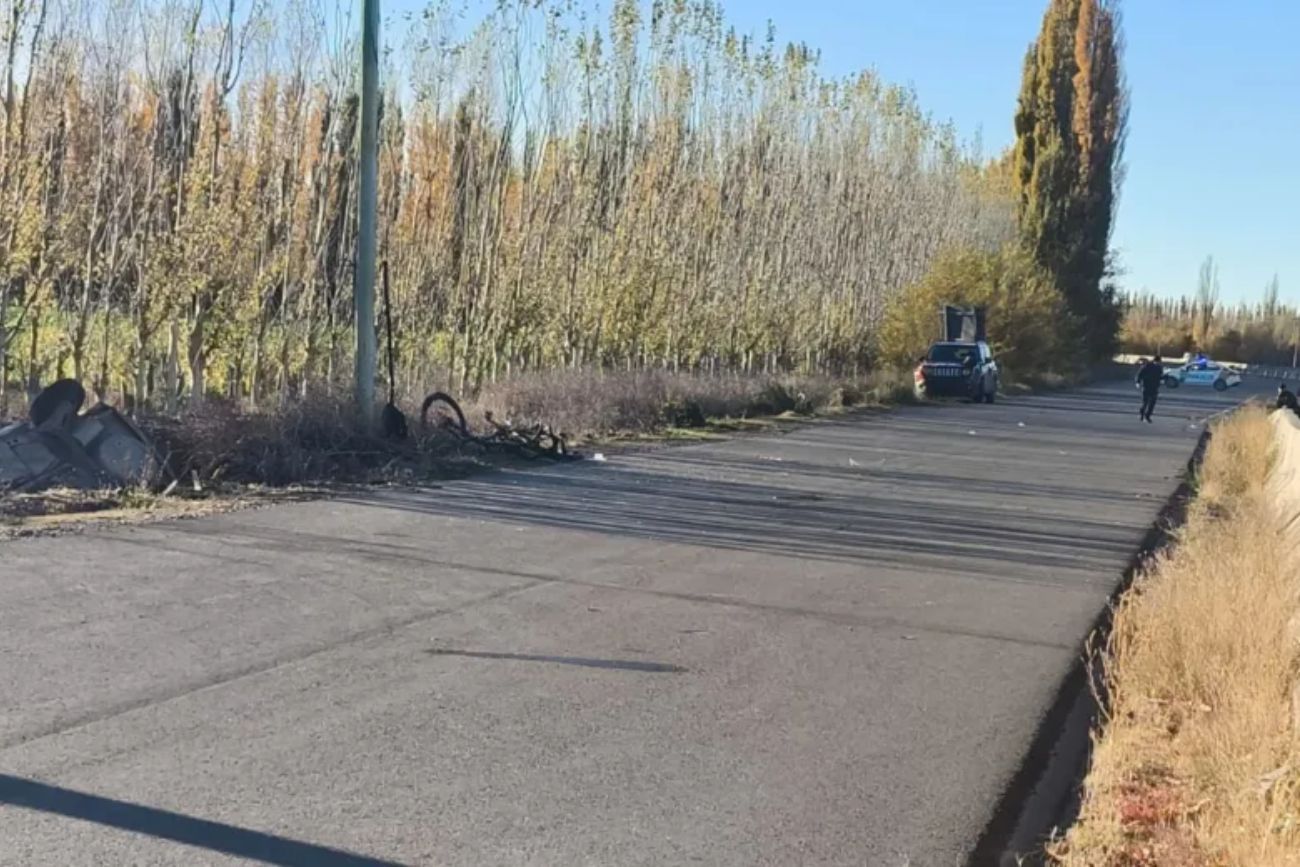 Tragedia en Río Negro: murió un ciclista tras ser atropellado por un auto en la ruta 22. (Gentileza Diario Río Negro)