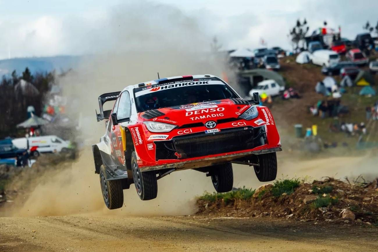 Con tres tramos ganados en difíciles condiciones de piso y con lluvia, Sebastien Ogier se postula como candidfato al octavo triunfo en el Rally de Portugal. 