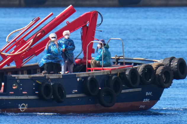 Los pasajeros desembarcan del crucero MV Hondius, afectado por el hantavirus, en el puerto de Granadilla, en Tenerife, Islas Canarias, España.