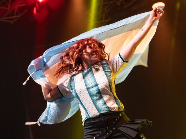 Leire Martínez con la bandera argentina.