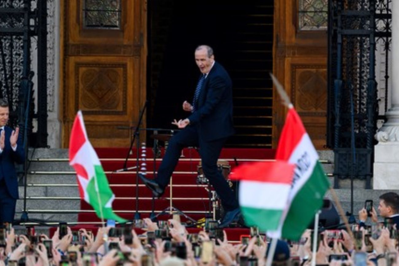El nuevo ministro de Salud de Hungría sorprendió con un baile en la asunción de Péter Magyar