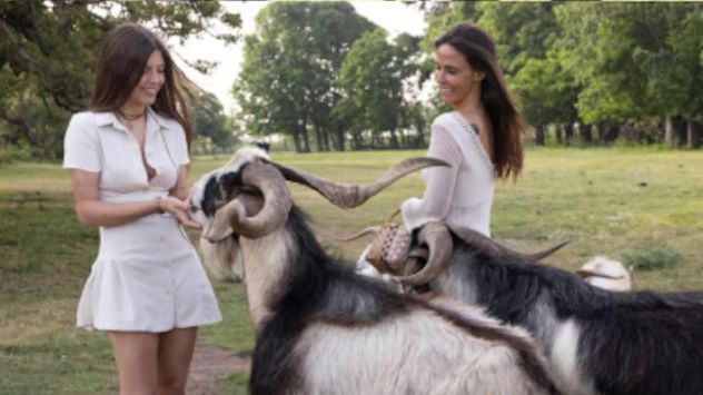 India Arana mantiene un perfil bajo y desarrolla su pasión por la equitación y la vida al aire libre.