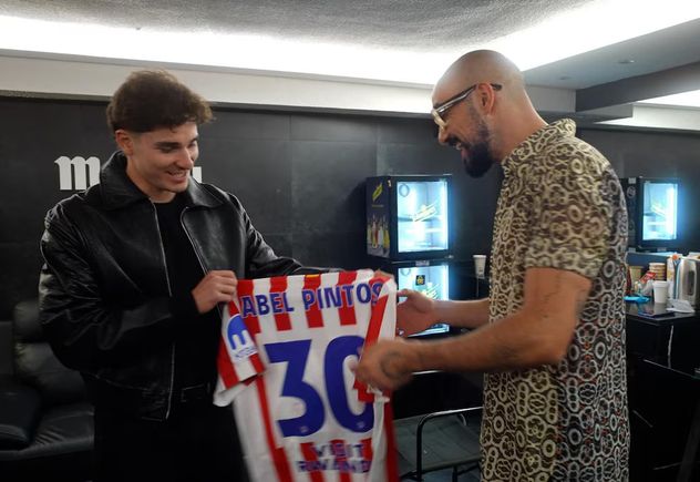 Julián Álvarez le regaló una camiseta del Atlético de Madrid.