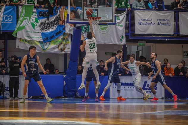 Luciano González, uno de los jugadores de Atenas que está en deuda en la serie con Argentino.