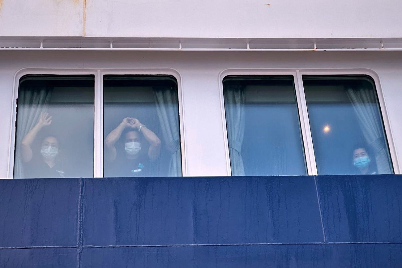 Pasajeros observan cómo otros desembarcan del crucero MV Hondius, afectado por el hantavirus, en el puerto de Granadilla, en Tenerife, Islas Canarias, España, el domingo 10 de mayo de 2026.