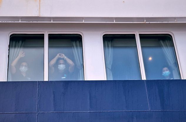 Pasajeros observan cómo otros desembarcan del crucero MV Hondius, afectado por el hantavirus, en el puerto de Granadilla, en Tenerife, Islas Canarias, España, el domingo 10 de mayo de 2026.