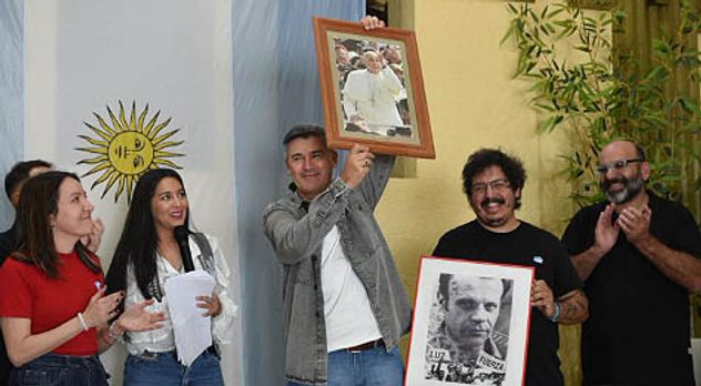 Daniel Passerini y las “agrupaciones passerinistas puras”. Una se llama “La 23 de Julio”, en conmemoración de la fecha en que Passerini ganó la elección municipal. La otra, “Humanizá Córdoba”. Acompaña el sacerdote Mariano Oberlin.