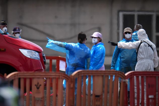 Los pasajeros desembarcan del crucero MV Hondius, afectado por el hantavirus, en el puerto de Granadilla, en Tenerife, Islas Canarias, España, el domingo 10 de mayo de 2026. 