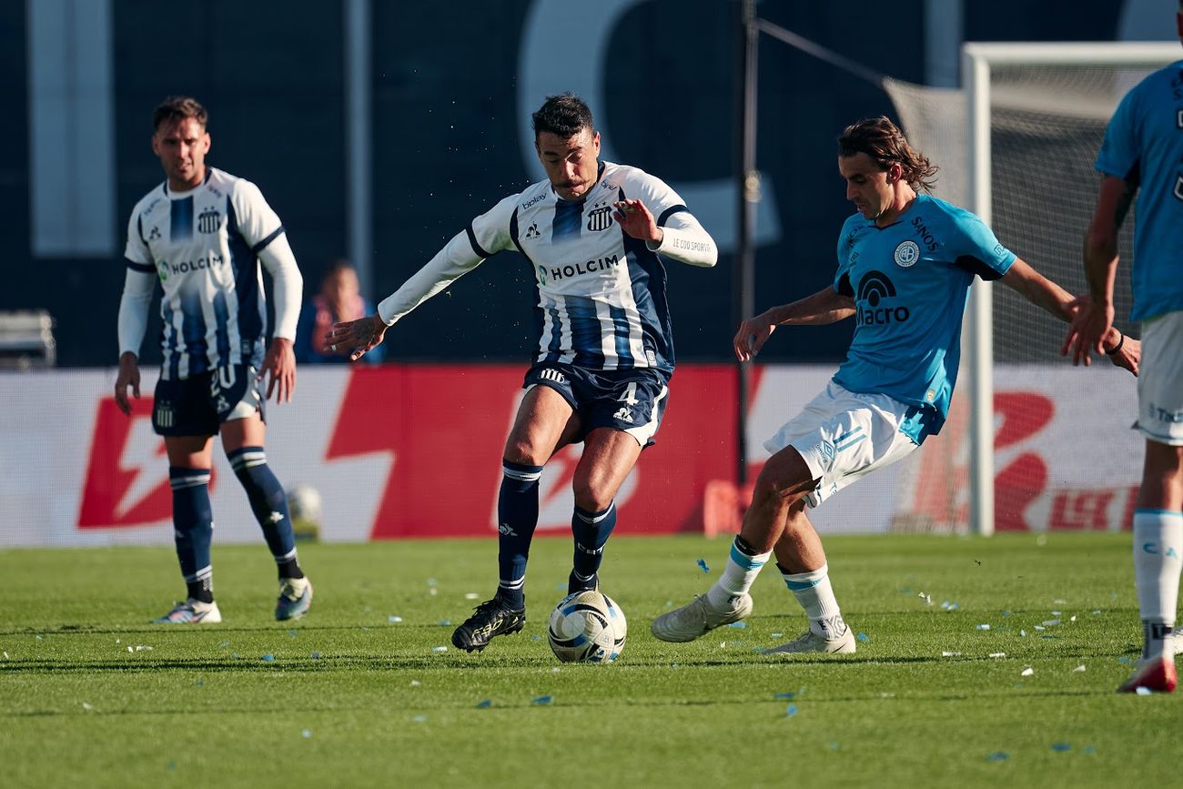 Matías Catalán, defensor de Talleres, en el clásico con Belgrano por el Torneo Apertura de la Liga Profesional. 