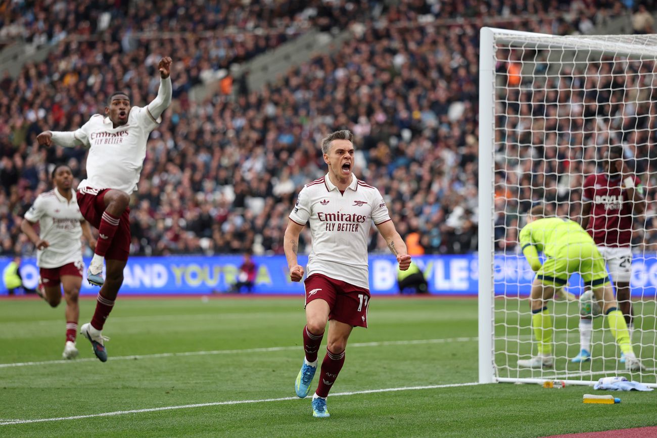 Leandro Trossard marcó el único tanto del Arsenal, que depende de si mismo para consagrarse en la Premier League. (AP)