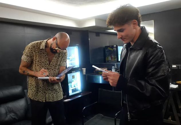 Abel Pintos le regaló un disco de canciones patrias y su libro "Abel 30 Años".
