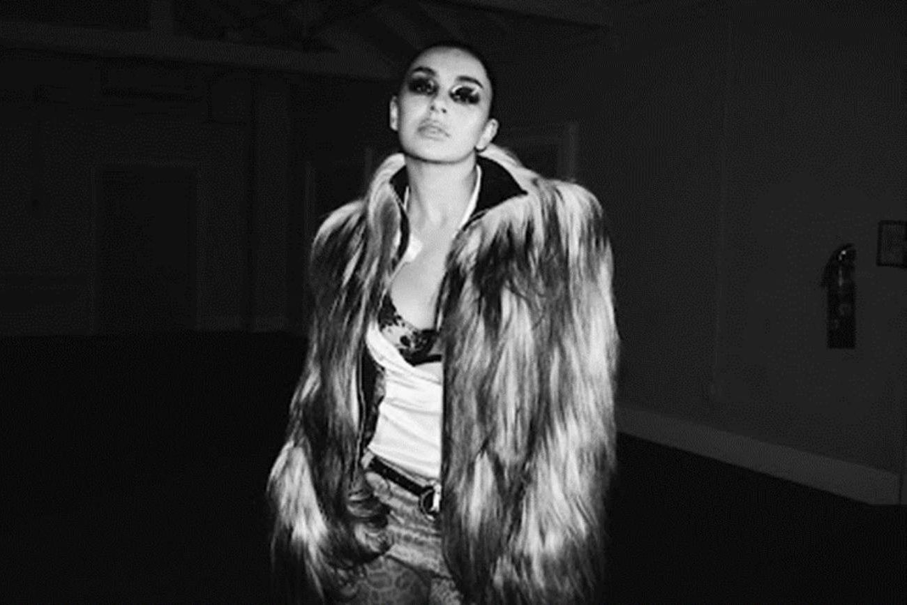 Charli xcx, impostora rocker. (Warner Music)
