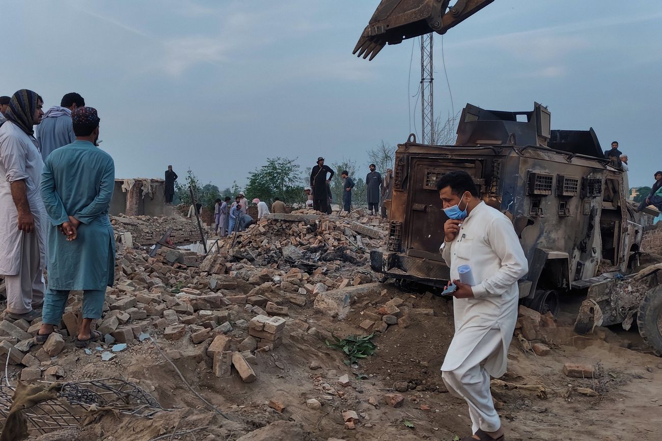 Pakistán. El lugar del atentado suicida que ocurrió durante la noche en un puesto de seguridad en Fatah Khel, en Bannu. 
