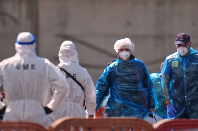 Un pasajero desembarca del crucero MV Hondius, afectado por el hantavirus, en el puerto de Granadilla, en Tenerife.