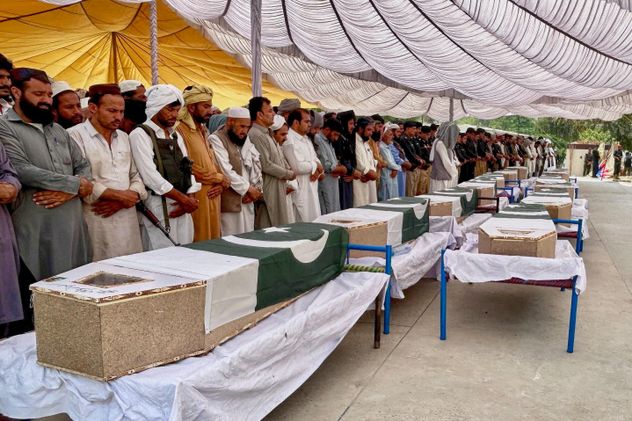 Pakistán. Personas ofrecen oraciones por los policías que murieron en el atentado suicida.