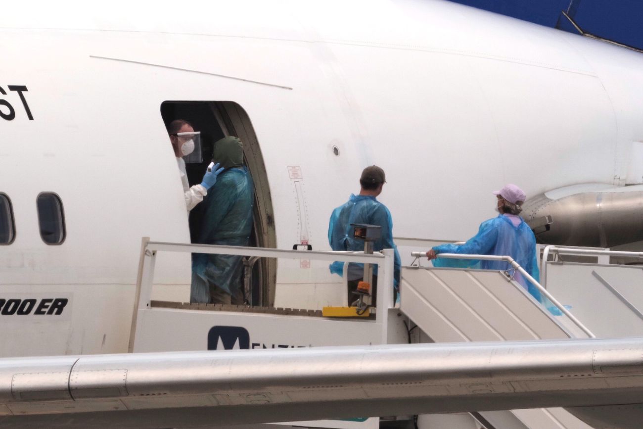 Pasajeros abordan un avión con destino a Canadá, tras desembarcar del crucero MV Hondius, afectado por el hantavirus, en el aeropuerto de Tenerife, Islas Canarias, España, el domingo 10 de mayo de 2026.