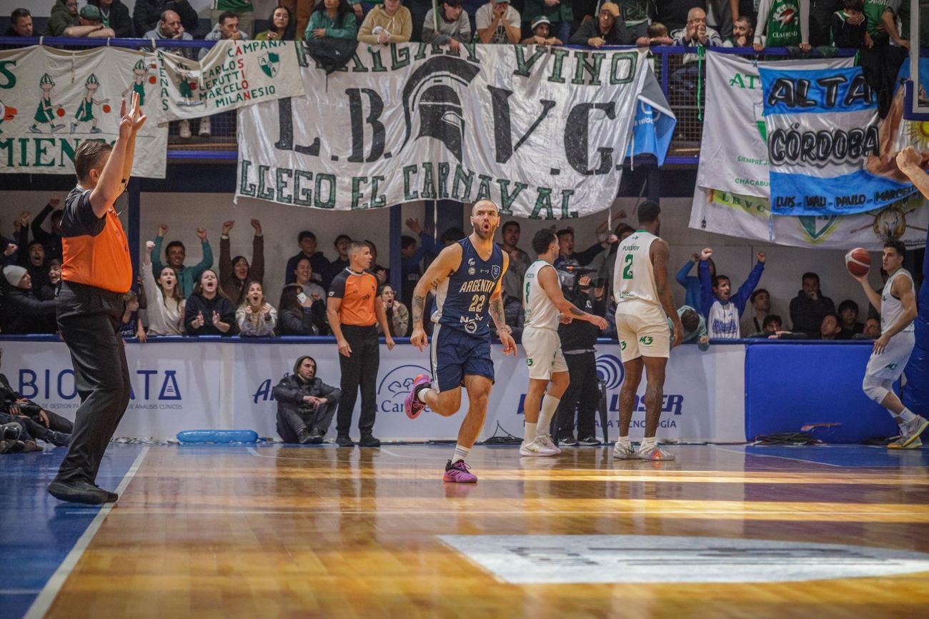 Atenas perdió en Junín frente a Argentino y una derrota más decretará su descenso en la Liga Nacional. (Prensa Argentino)