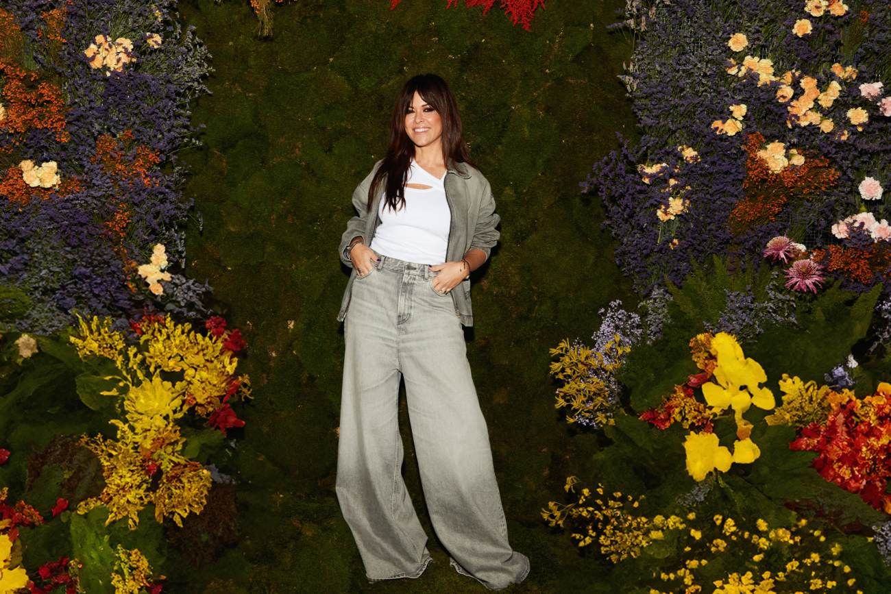 Vanesa Martín, entre coloridas flores. (Universal Music)
